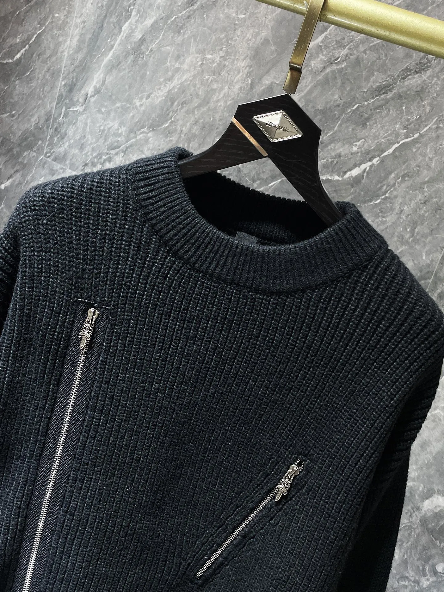 P276 Chrome Hearts Autumn and Winter Sweater Series Round-neck sweater with zipper design Full-body customized high-weight zipper Special treatment on cuff zipper Selected high-quality wool and 100% cotton knitted fabric Non-common version on the market! ! Recommended color: black Size: S, M, L, XL
